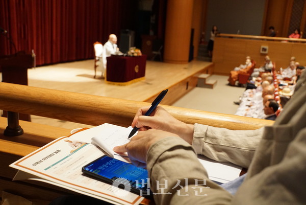 경청자가 진우 스님의 선명상에 대한 설명을 메모하고 있다. 