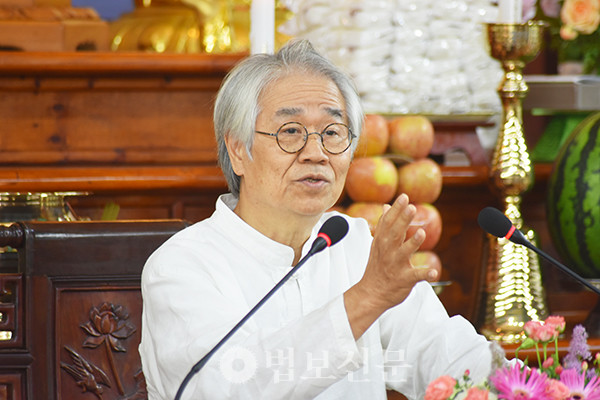 문사수법회 여여 법사는 “우리는 부처님 은혜로부터 떠난 적이 한 번도 없다. 모두 이런 환희로서 찬란한 삶의 주인공이 돼 여전히 우뚝 서있는 탑을 멋지게 비춰주길 바란다”고 말했다.