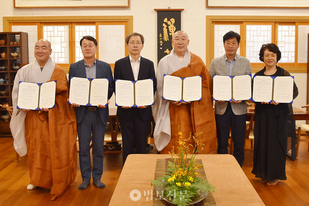 조계종 제19교구본사 화엄사(주지 덕문 스님)가 기후변화 등에 의한 자연·문화유산의 훼손 위협에 선제적으로 대응하기 위해 업무협약을 체결했다. 