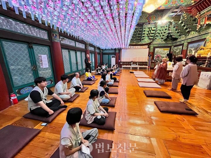 석불사 템플스테이에선 아침예불, 한강변걷기, 차담, 명상등의 프로그램에 참여했다.