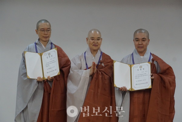 왼쪽 부터 총무국장 성재 스님, 전국비구니회장 광용 스님, 총무부장 돈각 스님.