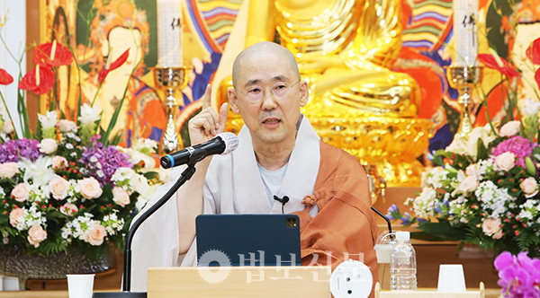 7월 20일 제따와나선원 선원장 일묵 스님이 부산 범어사 선문화관 대강당에서 ‘부처님의 바른 길, 중도'를 주제로 강의했다.