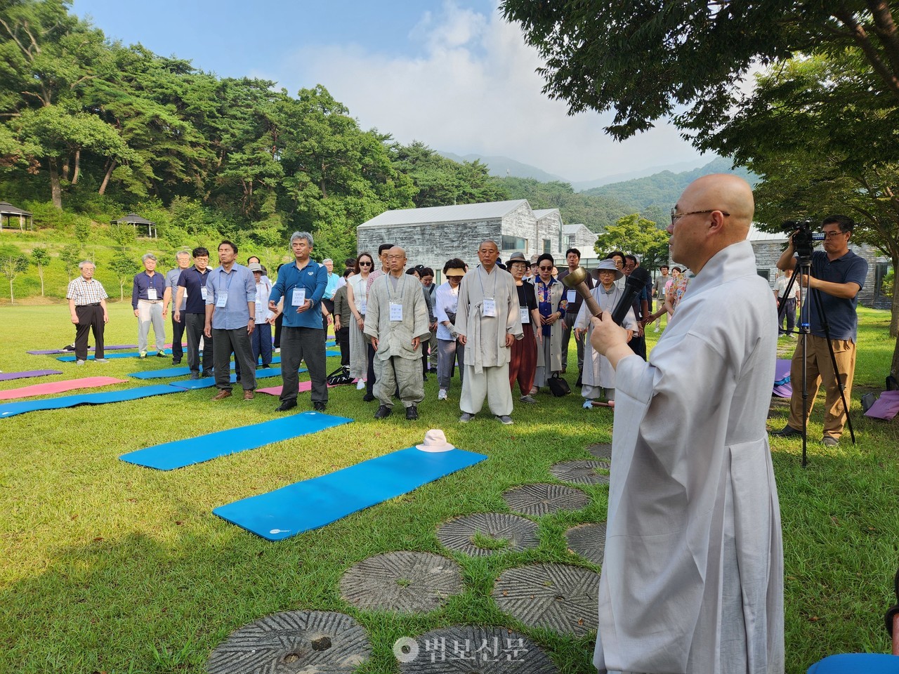금강 스님이 호흡명상방법을 지도하고 있다.