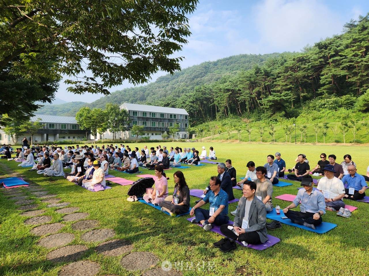 호흡명상 중인 참가자들.