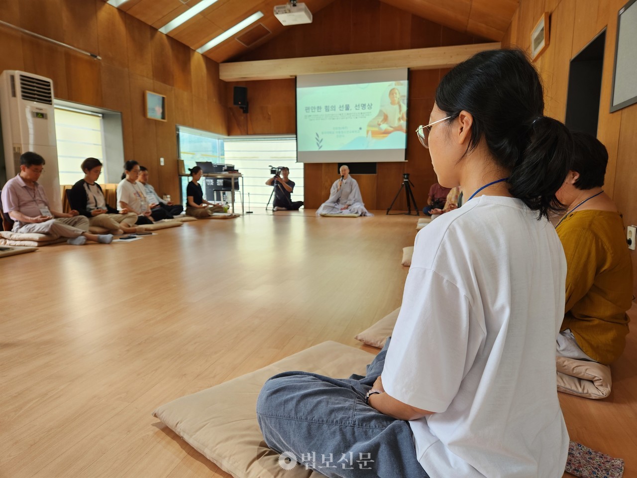 혜주 스님의 안내에 따라 명상체험 중인 참가자들.