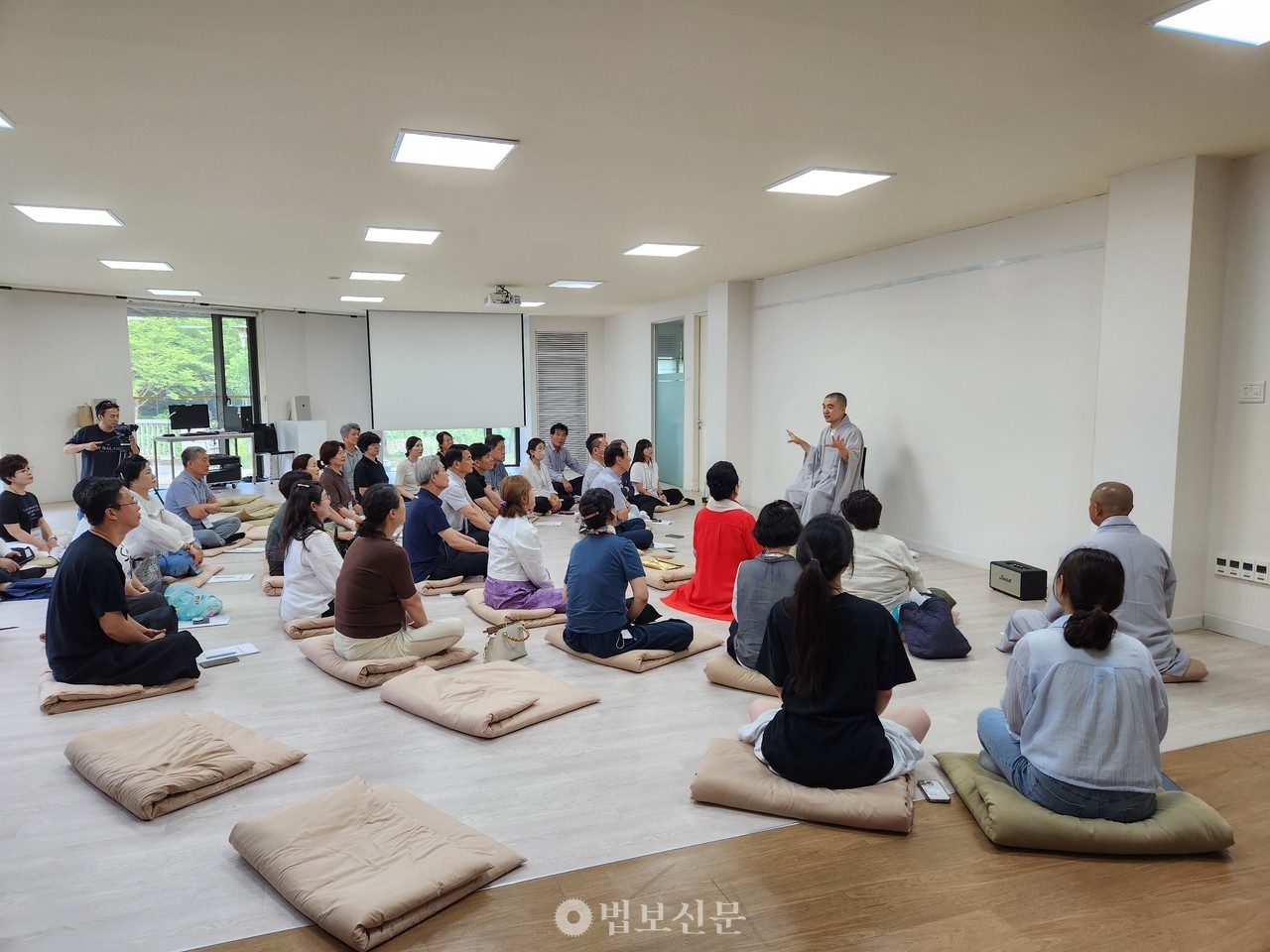 혜민 스님이 선명상 수행지도를 하고 있다.