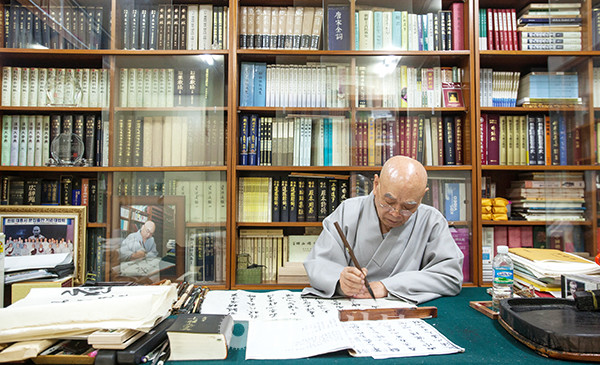 ‘화엄경소론찬요’는 금강선원장 혜거 스님이 진행하고 있는 대작불사로, 방대한 ‘화엄경’을 현대 불자들이 쉽게 이해할 수 있도록 번역·주석한 중요한 결실이다. [불광출판사]