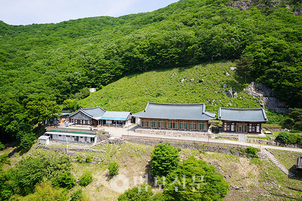  만암 스님의 전강 스승이며 든든한 지지자였던 환응 스님이 50여 년간 머물렀던 백암산 운문암. 당시 기록에는 ‘환응 스님은 계율을 엄격히 잘 지켜 청정하고, 일생 산문 밖을 나서지 않았음에도 세상 사람들이 우러러 공경하기를 부처님같이 하였다’고 전한다. 사진은 운문암 전경(백양사 제공)