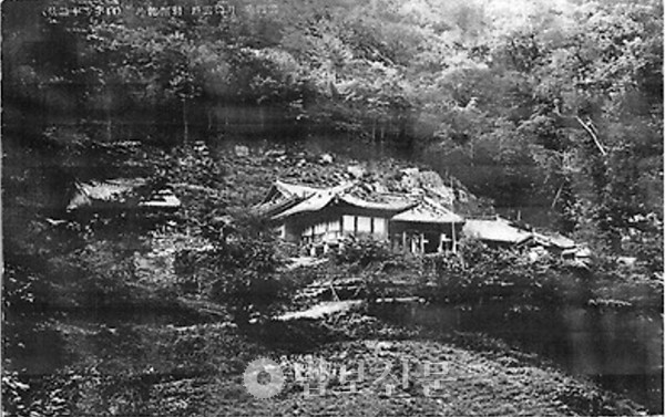 6·25전쟁으로 불타기 이전의 운문암 모습.