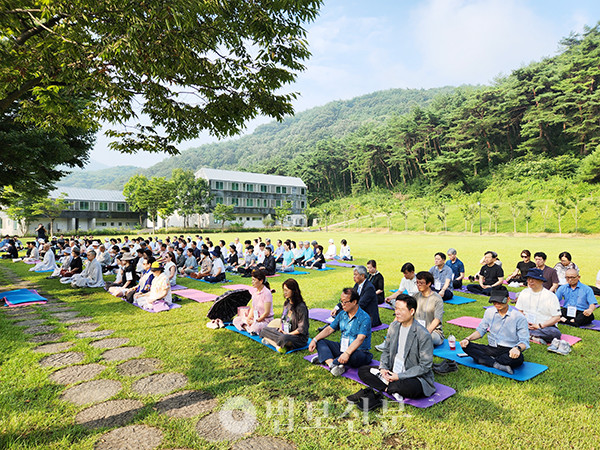 ‘사회 리더를 위한 선명상 아카데미 템플스테이’에 참가한 150여 명의 대중들이 금강 스님의 지도에 따라 호흡명상을 하고 있다. 