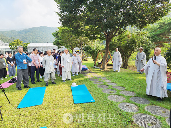 장호흡법을 따라하는 대중들.