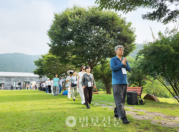 너른 잔디밭을 걸으며 명상하고 있다. 