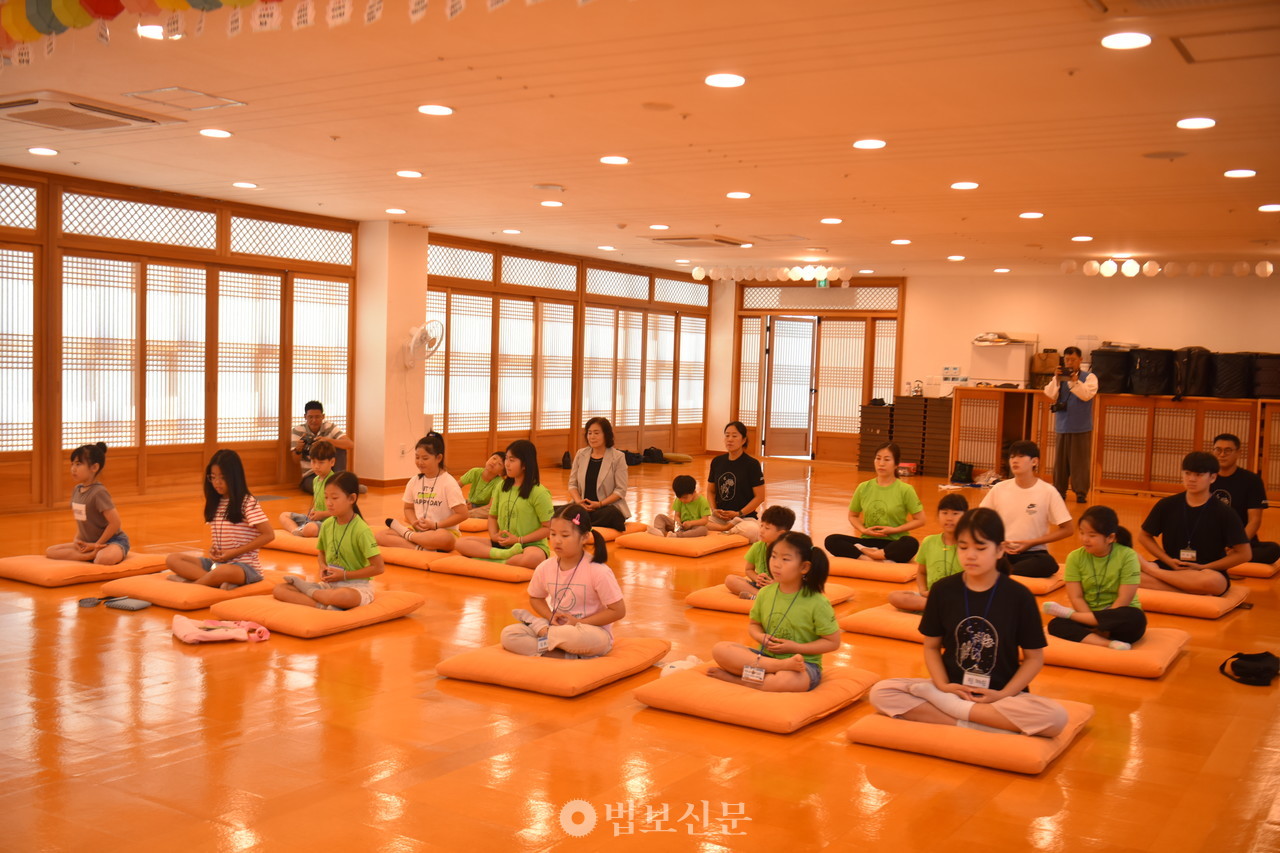 선운사 고창포교당 고창불교회관이 9월 8일 ‘6바라밀’을 주제로 어린이‧청소년 법회를 열었다. 선운사 고창포교당 어린이청소년법회는 5명으로 시작해 45명까지 참석 인원이 확대되는 등 눈높이 법회로 어린이청소년들을 사로잡고 있다.