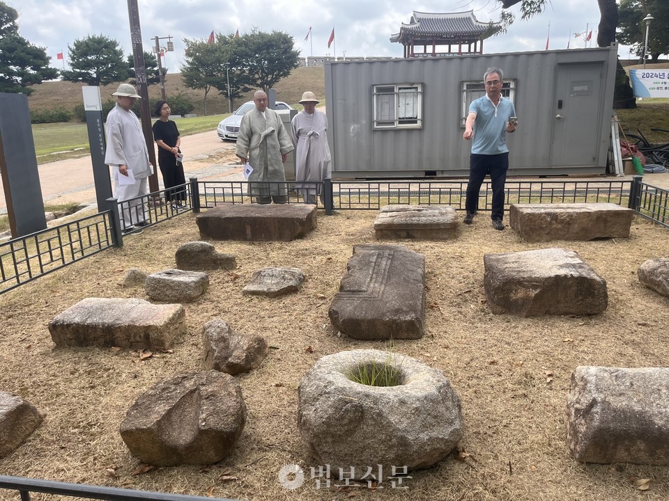 홍주읍성에서 발굴된 사찰 석재. 사진=조계종 사회부