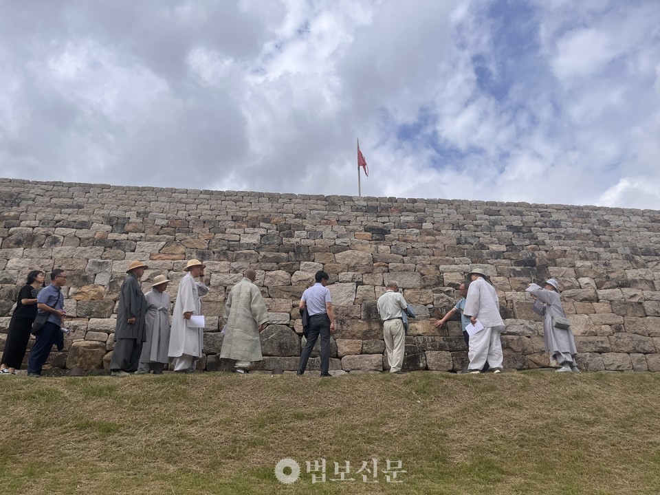 조계종 종교평화위원회가 천주교 성지화의 실태를 확인하고 대책을 논의하고자 홍주읍성과 해미읍성을 찾아갔다. 홍주읍성 성벽을 살펴보는 종평위원들의 모습.