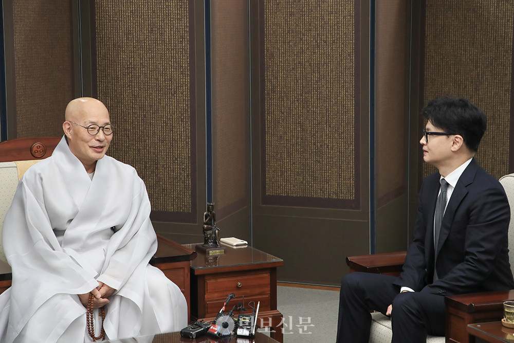 조계종 총무원장 진우 스님이 9월 19일 한국불교역사문화기념관 4층 접견실에서 한동훈 국민의힘 대표의 예방을 받았다.