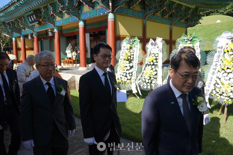 스님들이 집전을 준비하는 동안 최응천 국가유산청장을 비롯한 유림 대표자들은 종용사 뒤편에 자리한 칠백의총에 참배하기 위해 자리를 떠났다.