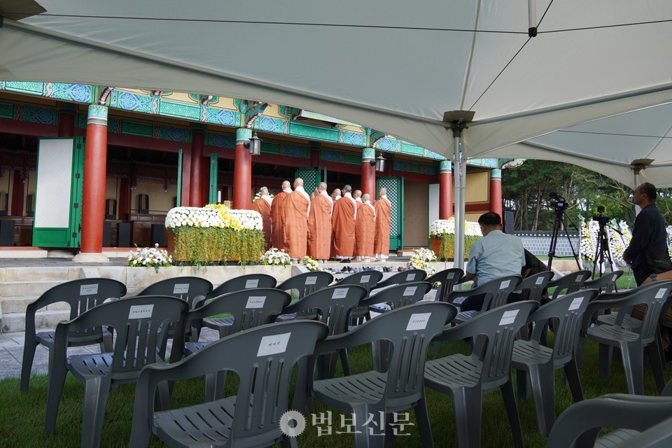 불교의례로 800의승을 기리게 된 첫 자리였지만 추모의 분위기는 느껴지지 않았다.