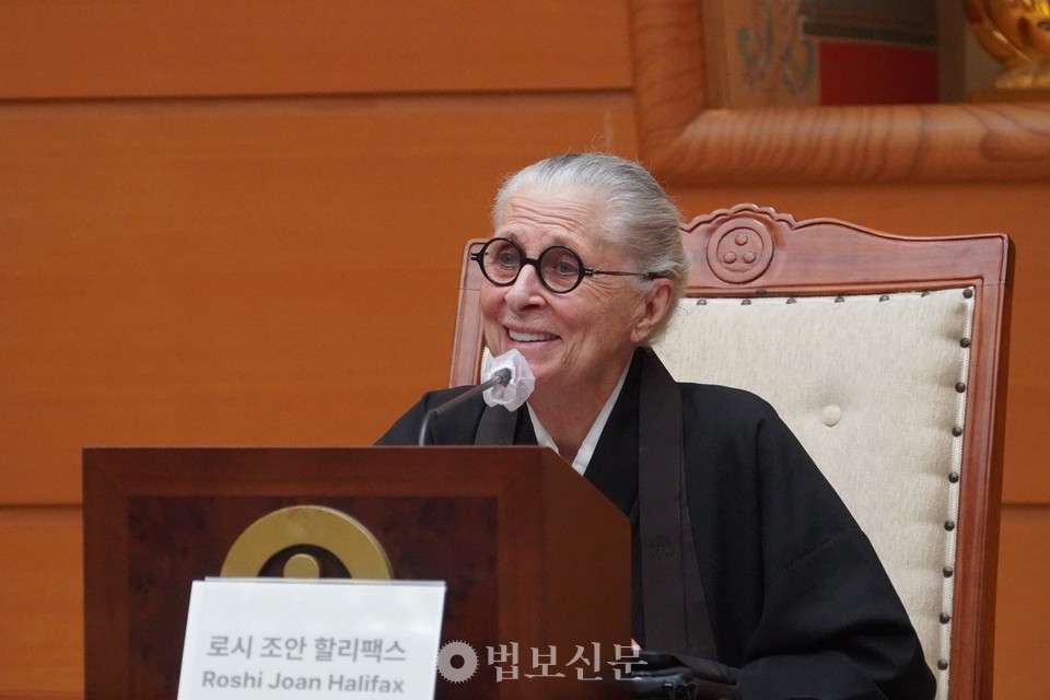 로시 조안 할리팩스.