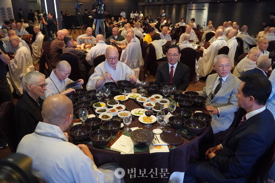 ‘마음의 평화, 세계평화’를 주제로 선명상을 전 세계에 선보일 ‘2024 국제선명상대회(SEON　MEDITATION SUMMIT2024)’가 환영만찬으로 그 시작을 알렸다.