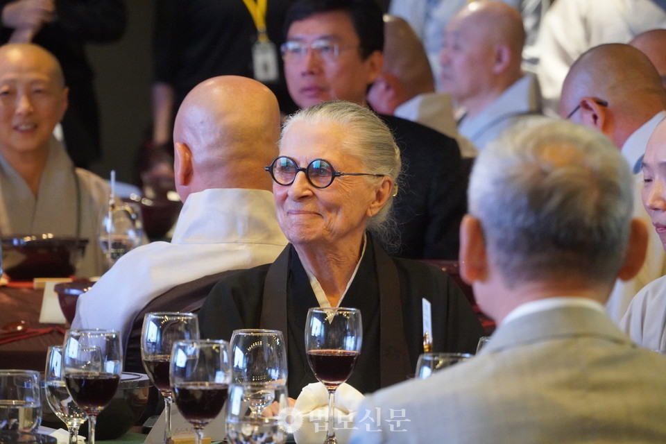 로시 조안 할리팩스.