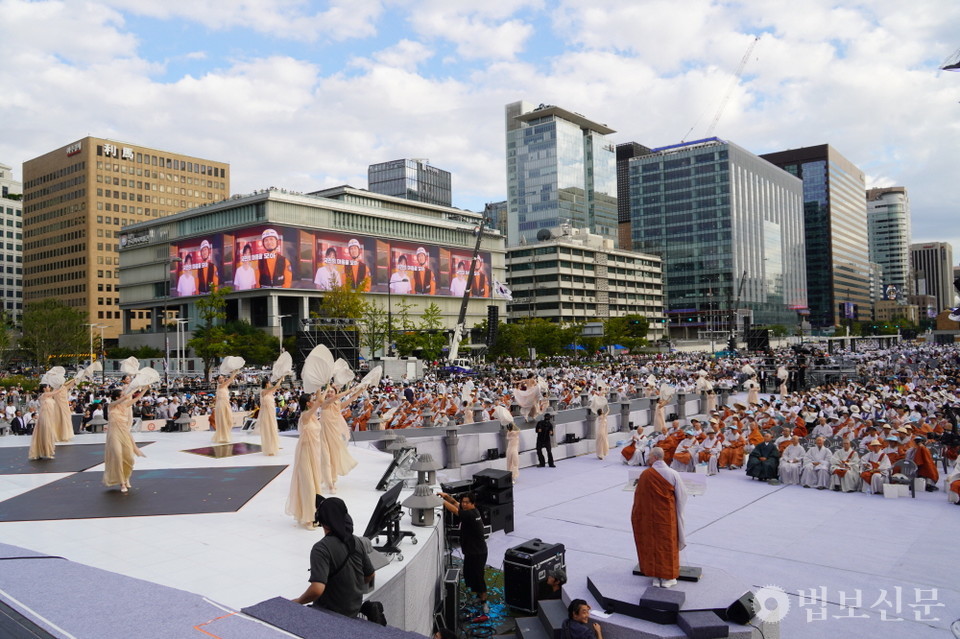 국제선명상대회는 진관사 비천무팀의 ‘향기되어 꽃비되어’ ‘천개의 강을 드리우고’ 공연으로 막을 열었다.