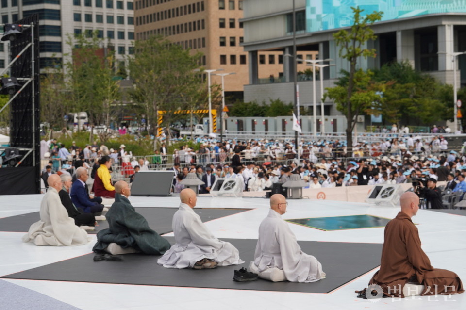 국내외 명상지도자들이 동참한 가운데 ‘5분 선명상’을 직접 체험하는 자리가 진행됐다.