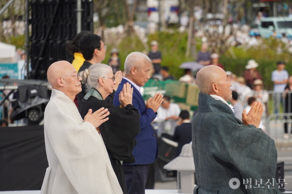 사부대중은 ‘평화를 위한 발원문’을 통해 이곳에서 시작된 마음의 평안을 찾는 여정이 세계평화의 씨앗이 되도록 ‘하루 5분 선명상’의 실천을 다짐했다. 
