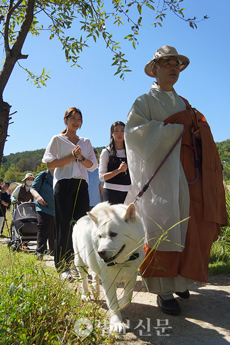 남양주 봉선사(주지 호산 스님)에서는 9월 29일 ‘반려견과 함께하는 마음챙김 축제’가 열렸다.