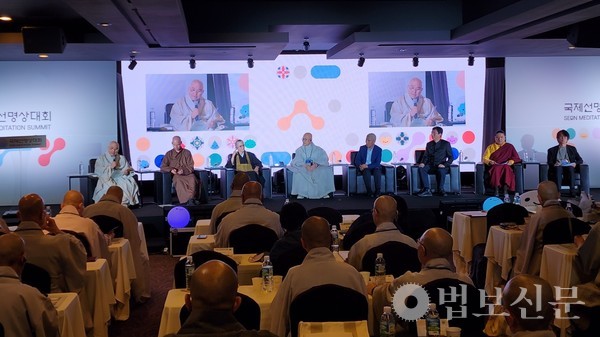 ‘2024 국제선명상대회’ 선명상 컨퍼런스에서 발제자들이 대담하고 있다.