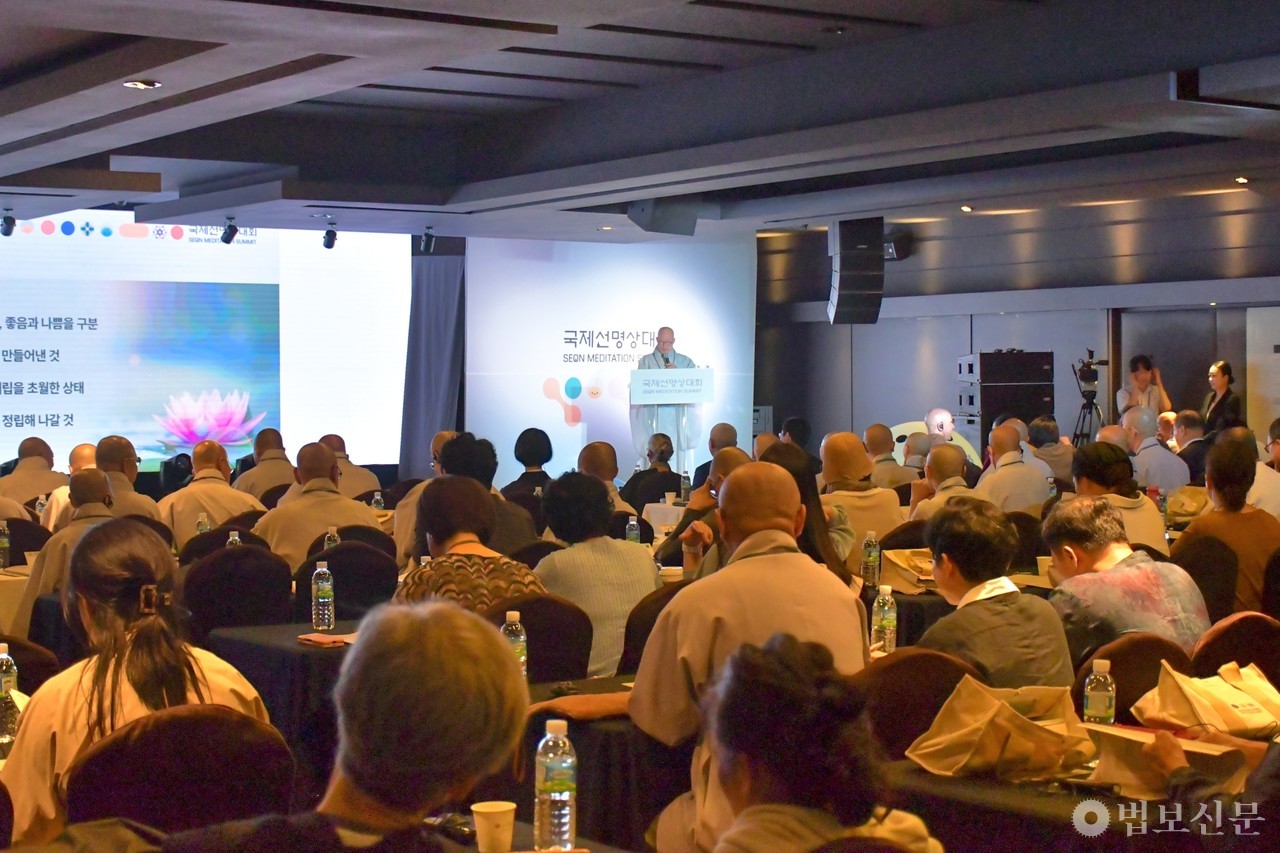 조계종 총무원장 진우 스님이 ‘불이중도(不二中道)의 지혜: 디지털 시대의 선명상과 자비 실천’을 주제로 기조 강연하고 있다.