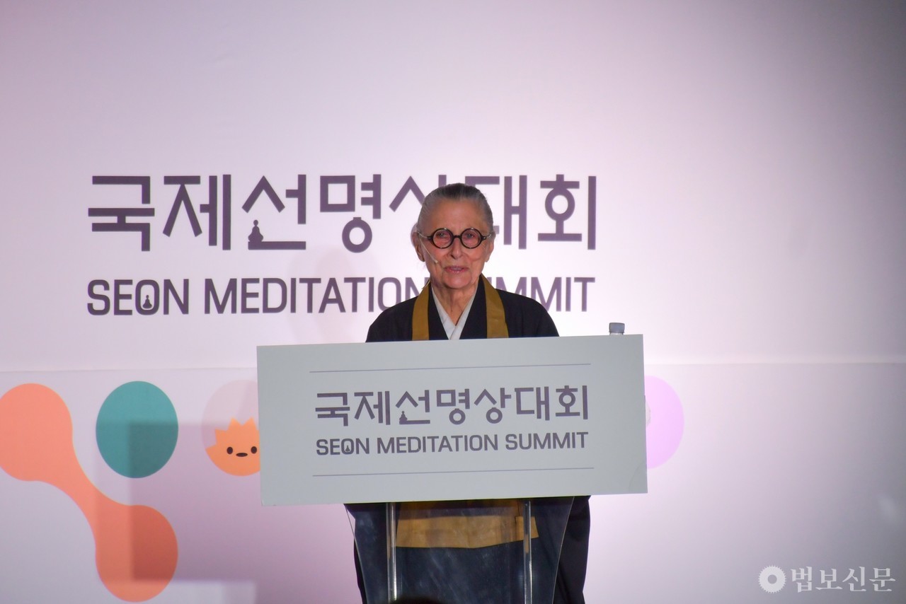 조안 할리팩스(Roshi Joan Halifax) 스님.