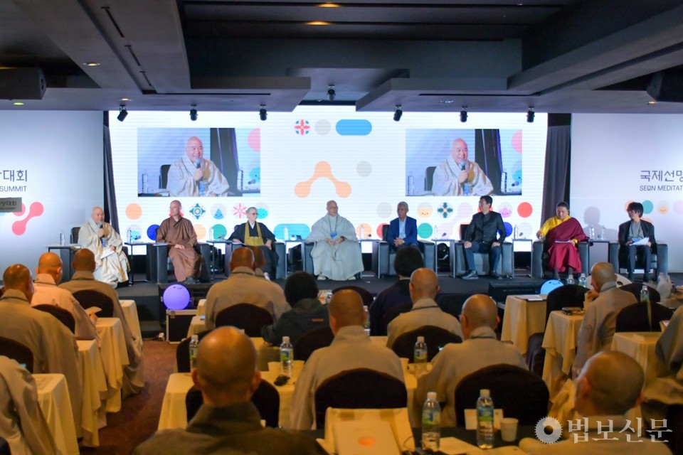 조계종 총무원장 진우 스님과 선명상 컨퍼런스 발제자들이 미산 스님의 사회로 대담하고 있다.