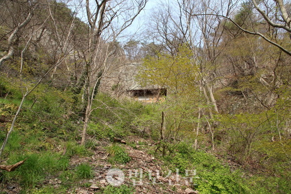 약사암 입구에서 바라본 물외암지. [출처=장성 백암사 물외암지]