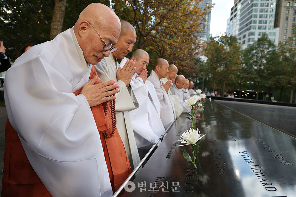 조계종 총무원장 진우 스님을 비롯한 120여명의 교류단은 9·11 메모리얼파크에서 9·11 테러 희생자들을 추모하고 세계 평화의 중요성을 다시 한 번 강조했다. [조계종 홍보팀]