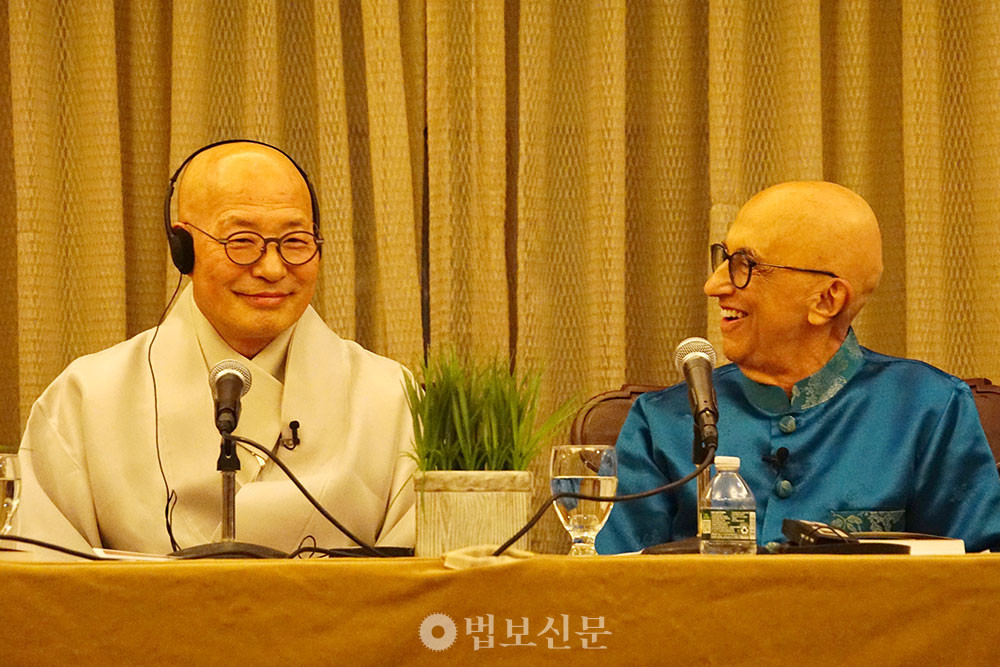 한국 불교계를 대표하는 조계종 총무원장 진우 스님과 양자역학의 세계적 석학으로 손꼽히는 미나스 카파토스 미국 채프먼대학 석좌교수가  10월 9일 미국 뉴욕 코넬클럽에서 ‘한국 선명상과 양자역학’을 주제로 대화를 펼쳤다. 