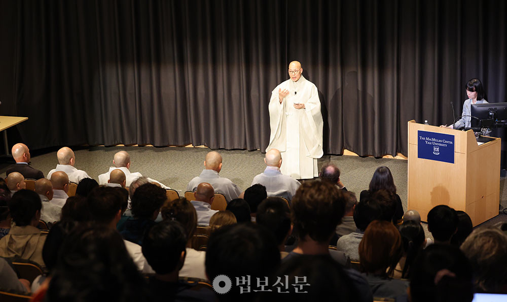 조계종 총무원장 진우 스님이 예일대학교 동아시아연구소(소장 김환수)의 초청을 받아 ‘방하착’의 원리와 선명상의 가치를 전하는 강연을 진행했다.  [조계종 홍보팀]