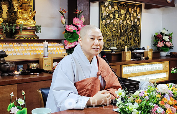 부산 송정 대운사 주지이자 쿠무다·명경문화재단 이사장 주석 스님은 8얼 11일 부산 행복선원에서 1000일 기도 300일 회향 초청법회에서 ‘일체유심조'를 주제로  설법했다.