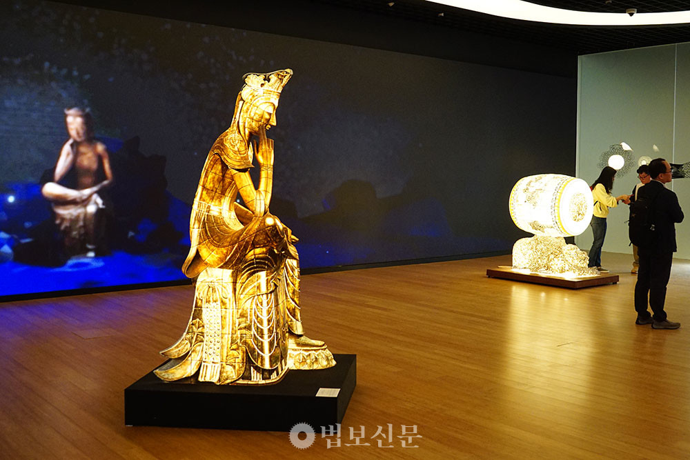 한국문화원에서 진행된 전통등 전시회.