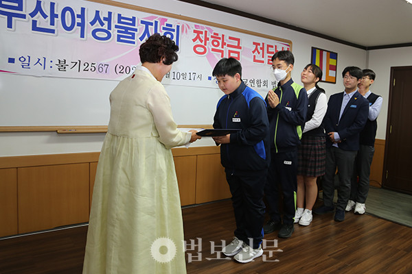 미래세대를 위한 어머니의 역할로 청소년 불자들에게 장학금을 전달한다.