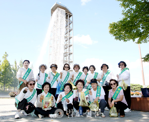 부산시민공원에서 환경정화운동을 펼치며 ‘환경보살’의 길을 발원한 ‘찐’ 불자들의 모임 부산여성불자회가 올해로 창립 30주년을 맞이했다. 