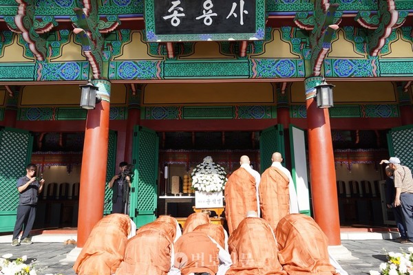 지난 9월 23일 봉행된 금산의총 순의제향 행사에서 스님들이 종사영반 의례를 하고 있다.