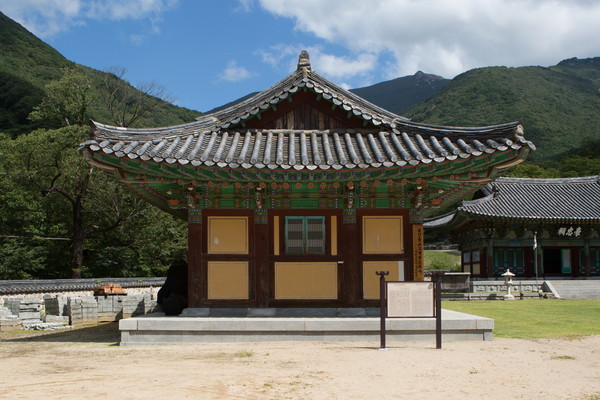 서산 휴정, 사명 유정, 기허 영규 스님을 모신 밀양 표충사 내 서원인 표충사(表忠祠) 전경. 서원철폐령에도 영규 스님 제례를 멈추지 않은 금산과 공주지역 유림에 자극 받은 포허 찬영 스님이 밀양 유림을 설득해 제향을 이어갔다. [국가유산청]