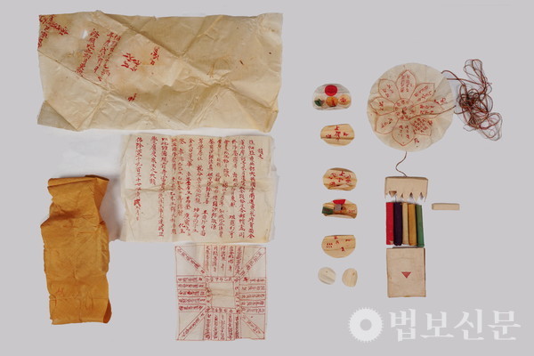 마하사 응진전 영산회상도 복장물 전체. 사진제공=마하사.