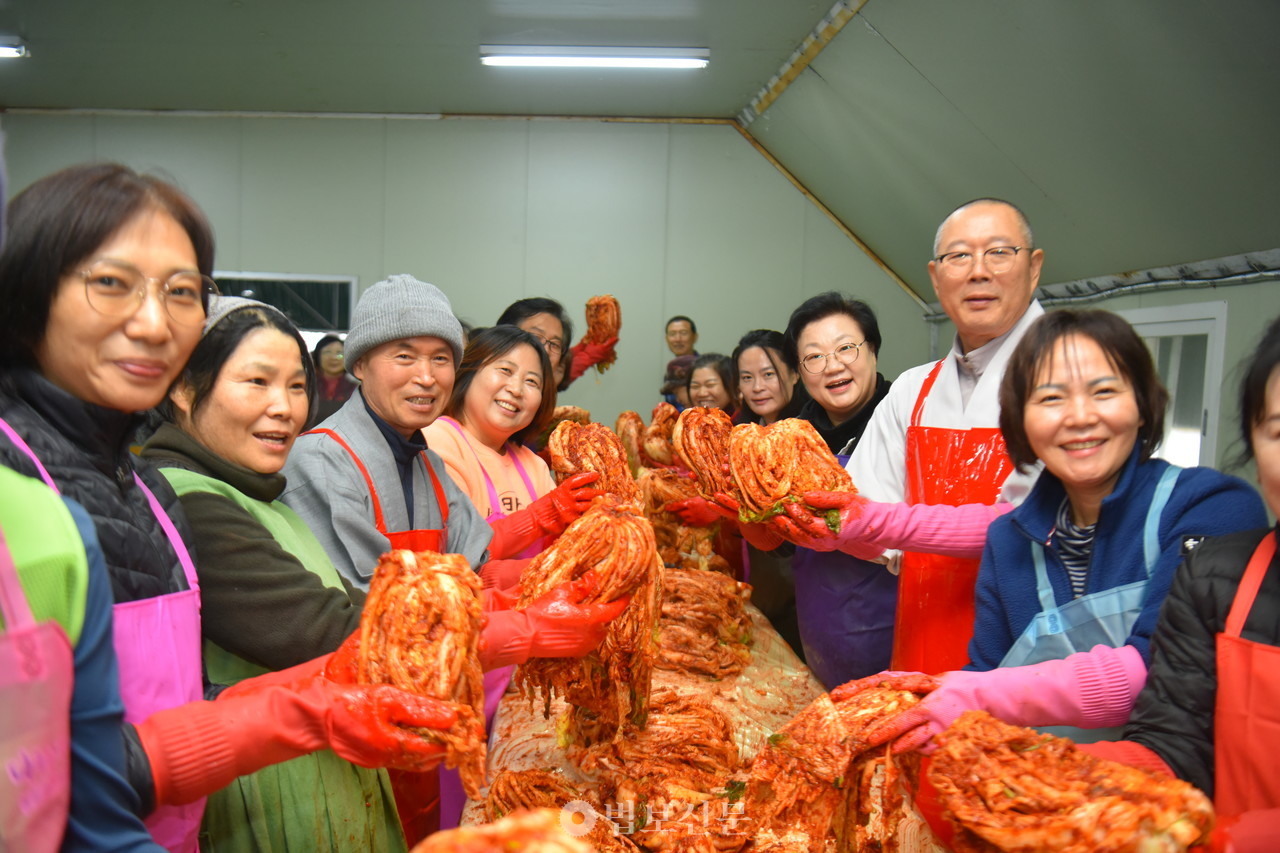 대한불교청년회 전북지구는 11월 17일 정읍 감곡면 김치공장에서 ‘전북불교 청년들과 함께하는 김치 나눔 한마당’ 행사를 진행했다.