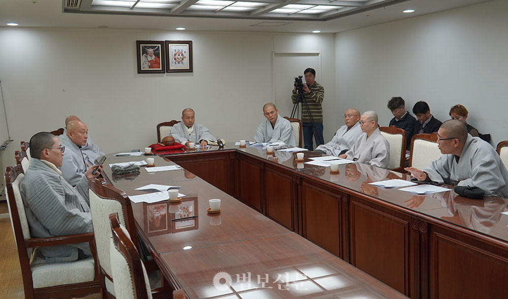 11월 9일 열린 조계종 중앙종회 총무분과위 회의에서는 이 법안에 대해 "위헌적 요소가 수두룩하다"는 지적이 이어졌다.