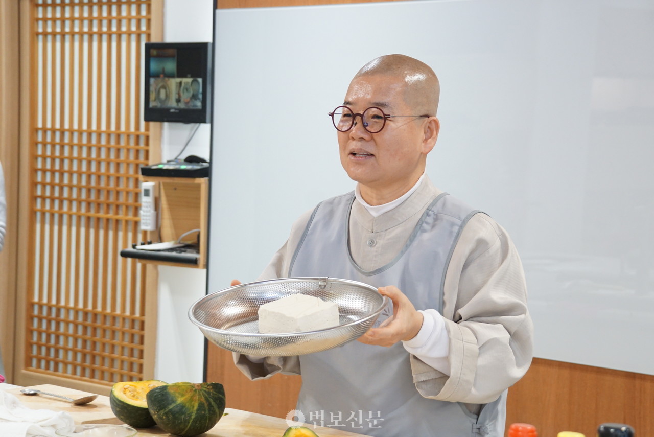 중재 스님이 사찰음식에 대해 강의하고 음식을 시연했다.