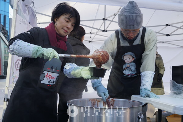 시민들에게 팥죽을 나눠주고 있다.