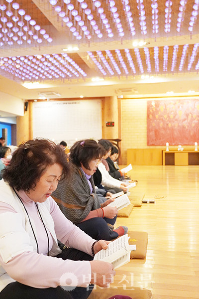 순례단은 석명 스님 지도에 따라 기도를 진행했다.
