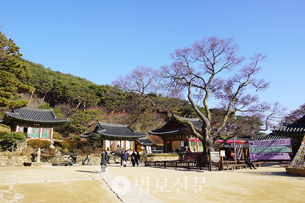 전등사 전경.